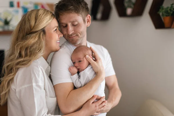 Eine Lächelnde Mutter Und Ihr Vater Halten Ihre Neugeborene Tochter — Stockfoto