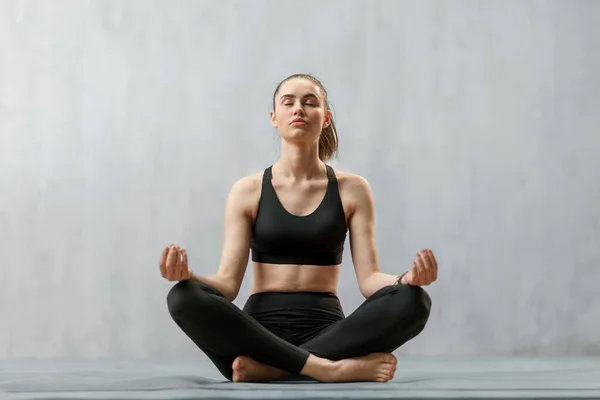 Ung Frisk Kvinna Svarta Sportkläder Praktiserar Yoga Studio Yogaposition Kopiera — Stockfoto