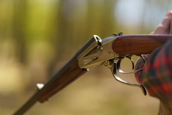 Närbild Jägare Man Laddar Patronen Gevär Pistol Skogen — Stockfoto