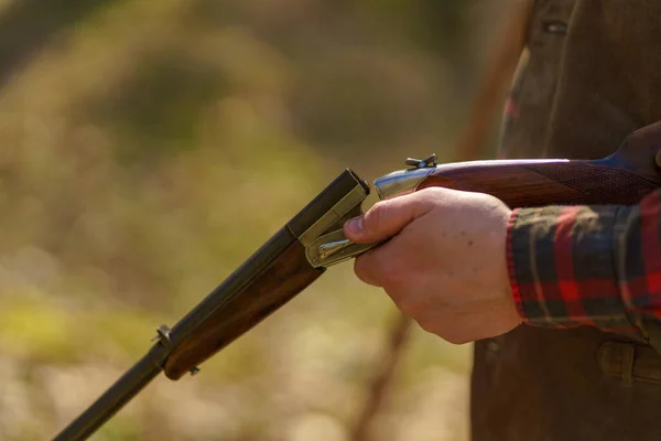 Gros Plan Chasseur Charge Cartouche Fusil Dans Forêt — Photo