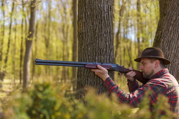 Jäger Zielt Mit Gewehr Auf Beute Wald — Stockfoto
