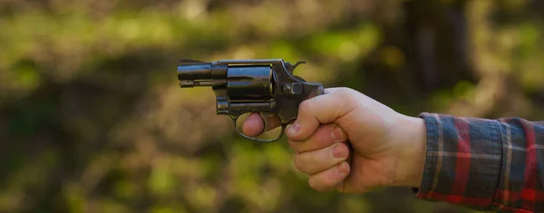 Oigenkännlig Man Med Revolver Som Siktar Skytteträning Utomhus — Stockfoto