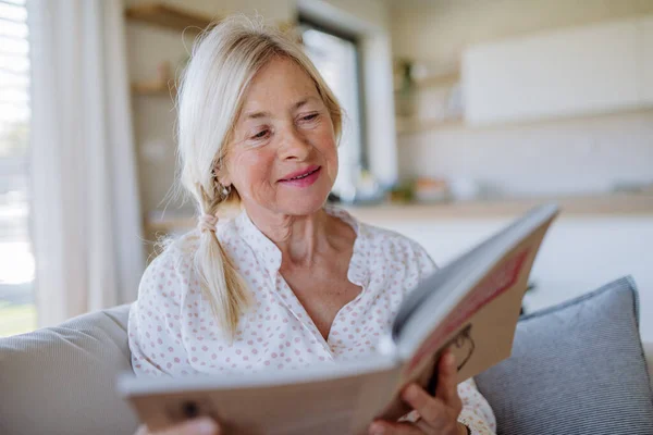 Senior Woman Sitting Sofa Reading Book Home — Stock Photo, Image