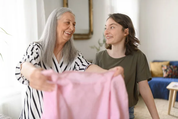 Una Adolescente Planchando Ayudando Con Las Tareas Domésticas Abuela Mayor — Foto de Stock