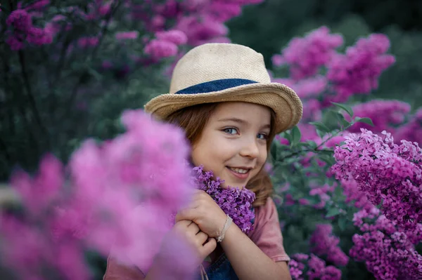 Retrato Una Niña Alegre Naturaleza Floreciendo Pradera Lila Púrpura — Foto de Stock