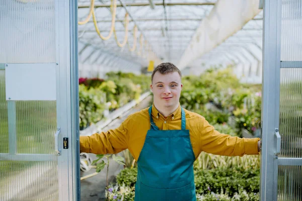 Jovem Funcionário Com Síndrome Trabalhando Centro Jardinagem Olhando Para Câmera — Fotografia de Stock