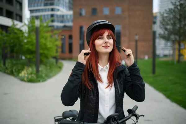 Retrato Mulher Negócios Pendulares Caminho Para Trabalho Colocando Capacete Ciclismo — Fotografia de Stock