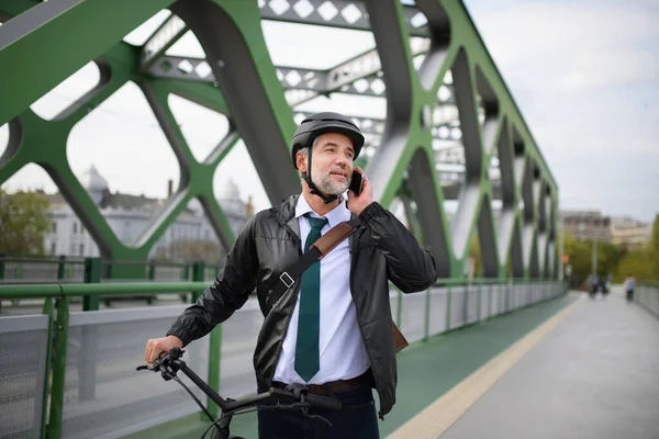 Retrato Del Viajero Negocios Camino Trabajo Empujando Bicicleta Llamando Teléfono — Foto de Stock