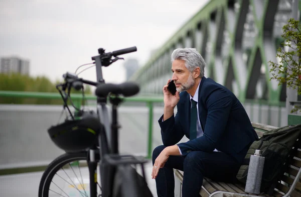 Hombre Negocios Con Bicicleta Sentado Banco Usando Teléfono Inteligente Concepto — Foto de Stock