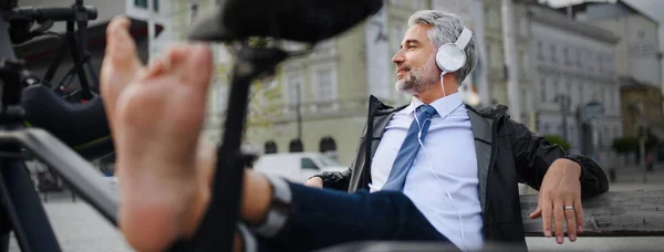 Homem Negócios Com Bicicleta Sentado Banco Ouvindo Música Com Pés — Fotografia de Stock