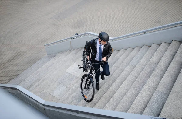 Giderken Adamına Yüksek Açılı Bir Bakış Açısı Üst Kata Bisiklet — Stok fotoğraf