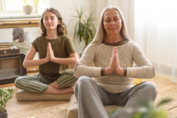 Mormor Med Barnbarn Som Sitter Golvet Och Mediterar Hemma — Stockfoto