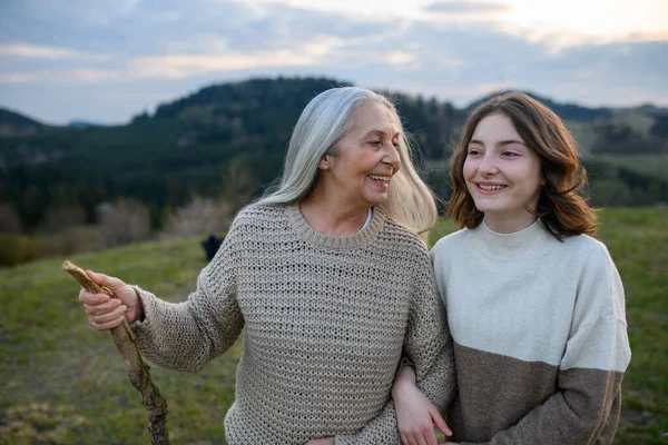 幸せなシニア祖母とともに十代の孫に歩く上で自然の中で春の日 — ストック写真