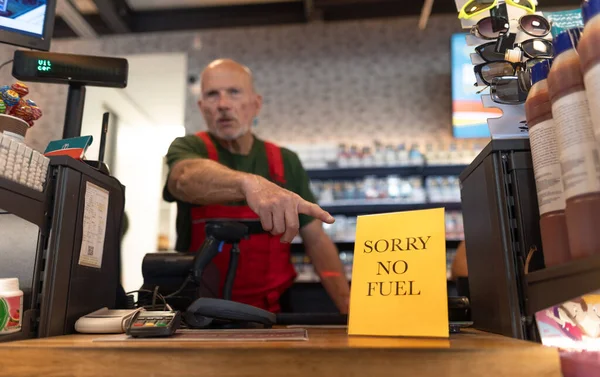 Ein Leitender Angestellter Zeigt Auf Kein Tankstellenschild Wegen Wirtschaftskrise — Stockfoto