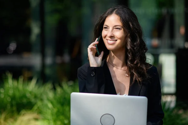 Una Exitosa Mujer Negocios Feliz Sentada Usando Portátil Llamando Móvil —  Fotos de Stock