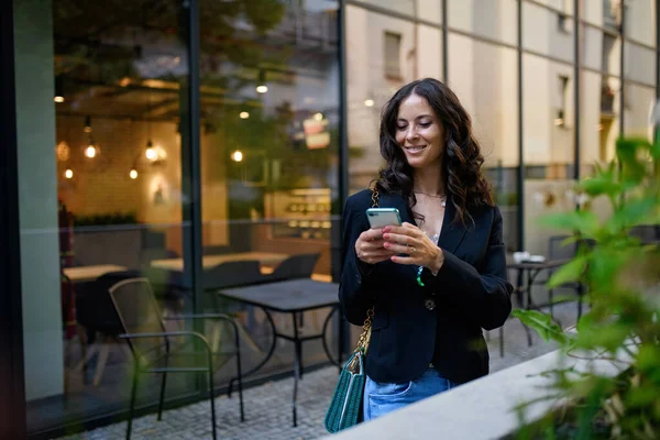 Lycklig Kvinna Sms Mobilen Och Väntar Utanför Caféet Stan — Stockfoto