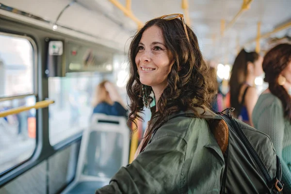 Una Donna Pendolare Mezza Età Piedi Autobus Viaggia Con Mezzi — Foto Stock