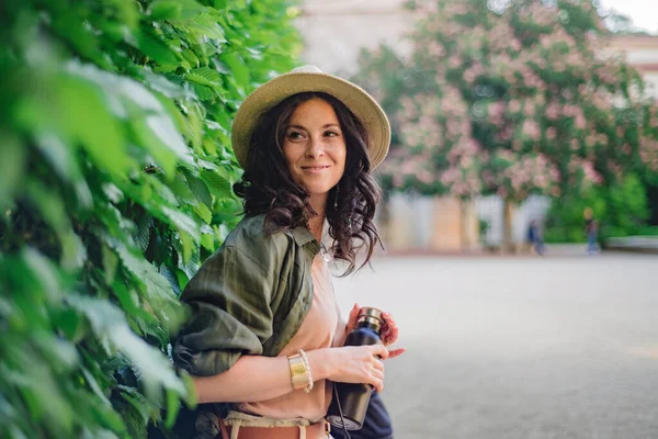 Ein Freimütiges Frauenporträt Aus Dem Park Junge Städtische Touristin Mit — Stockfoto