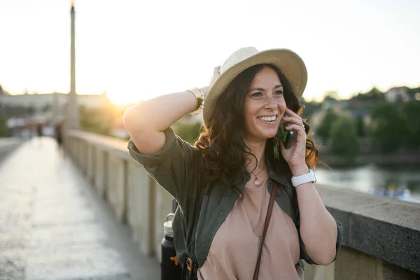 Uma Jovem Bela Viajante Feminina Com Mochila Andando Pela Ponte — Fotografia de Stock