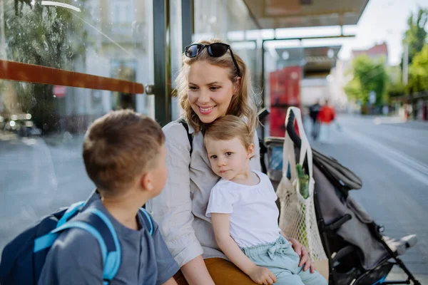 Mladá Matka Malými Dětmi Čeká Autobusové Zastávce Městě — Stock fotografie