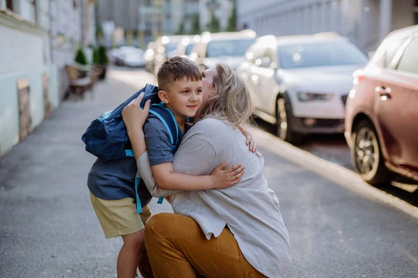 Matka Objímá Svého Malého Syna Cestě Školy Matka Chlapcem Loučí — Stock fotografie