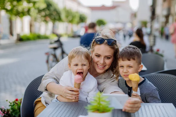 Uma Jovem Mãe Tomando Selfie Com Seus Filhos Comendo Sorvete — Fotografia de Stock