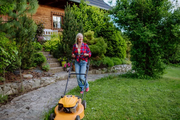 Uma Mulher Idosa Cortando Grama Com Cortador Grama Jardim Conceito — Fotografia de Stock