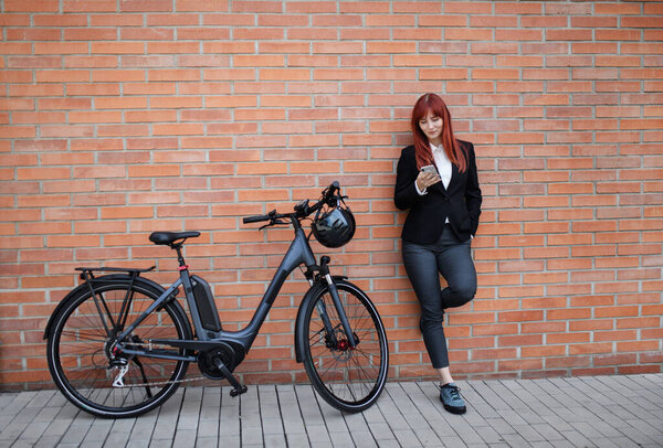 Portrait Businesswoman Commuter Way Work Bike Using Smartphone Sustainable Lifestyle Stock Picture