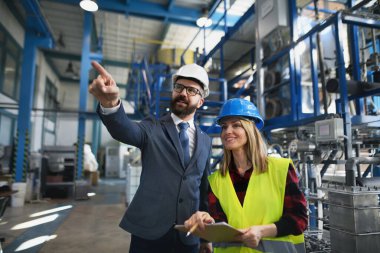 Fabrikanın içinde kadın mühendis ve tamirci var.