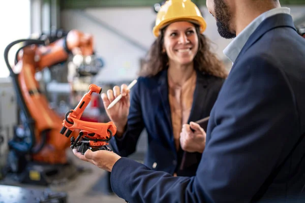 Hombre Ingeniero Sosteniendo Modelo Brazo Robótico Industrial Mostrando Collegue Fábrica — Foto de Stock