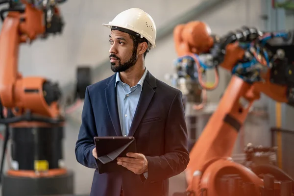 Ingeniero Automatización Utiliza Tableta Para Programar Brazo Robótico Fábrica — Foto de Stock