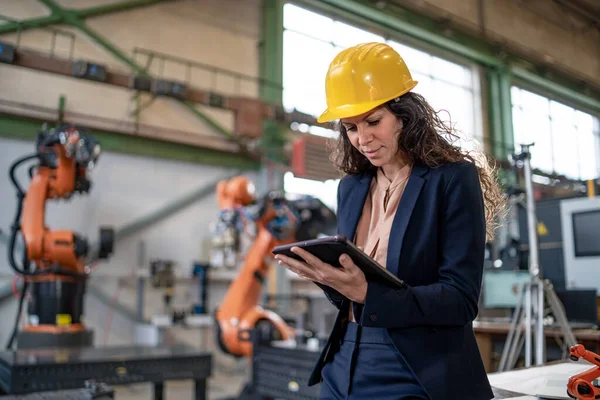 Automatizálási Női Mérnök Táblagéppel Robotkar Programozásához Gyárban — Stock Fotó