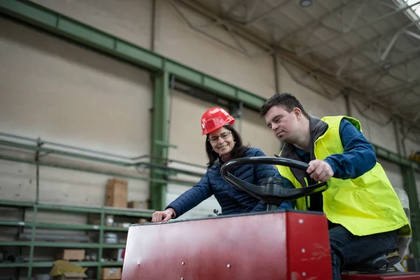 Giovane Con Sindrome Che Lavora Fabbrica Industriale Concetto Integrazione Sociale — Foto Stock