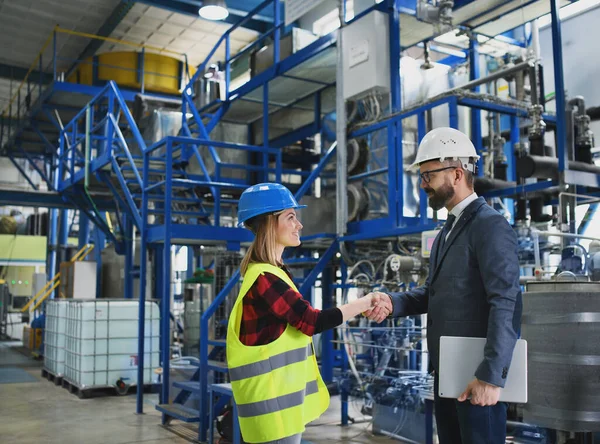 Ingegnere Operaio Industriale Uniforme Stringendo Mani Nella Grande Sala Della — Foto Stock