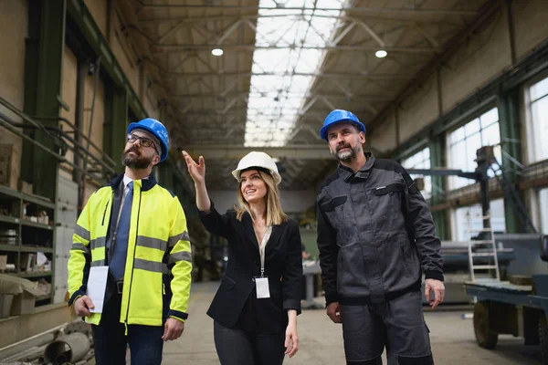 Responsabili Operai Industriali Uniforme Che Camminano Nel Grande Capannone Della — Foto Stock