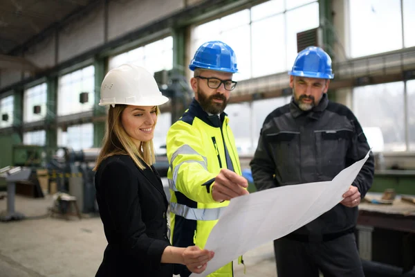 Manager Supervisori Ingegnere Operaio Industriale Uniforme Discutere Cianografie Nel Grande — Foto Stock