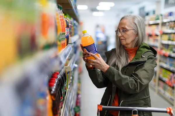 Oudere Senior Vrouw Kopen Kiezen Van Gearomatiseerd Water Supermarkt — Stockfoto