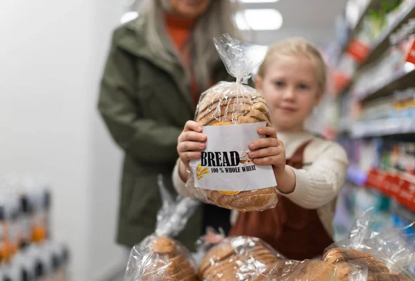 Malá Holčička Sedící Vozíku Během Rodinných Nákupů Hypermarketu — Stock fotografie