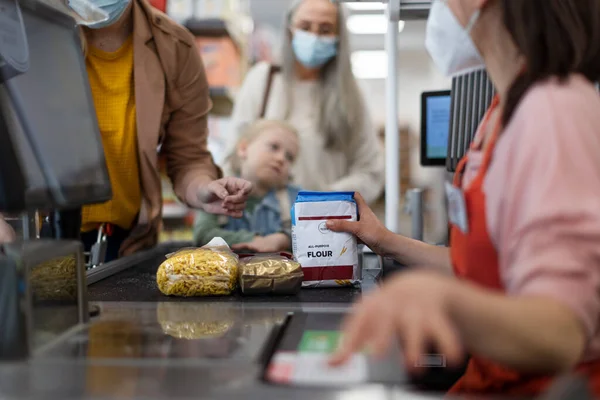 Checkout Counter Hands Cashier Scans Groceries Supermarket —  Fotos de Stock