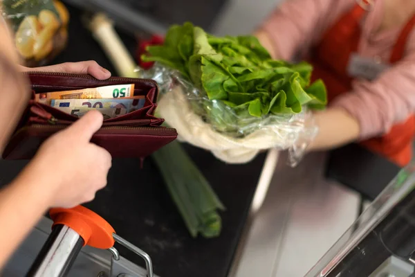 Close Woman Giving Money Cash Desk Supermarket — Stock fotografie