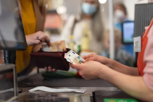 Bir Kadının Süpermarketteki Yardımcıya Para Vermesi — Stok fotoğraf