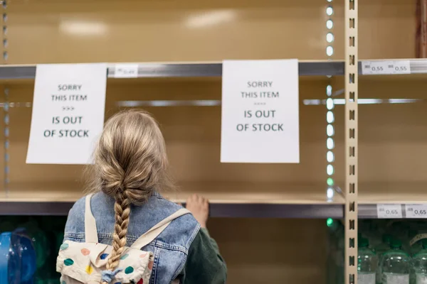 Een Klein Meisje Winkelen Zoek Naar Lege Planken Een Supermarkt — Stockfoto