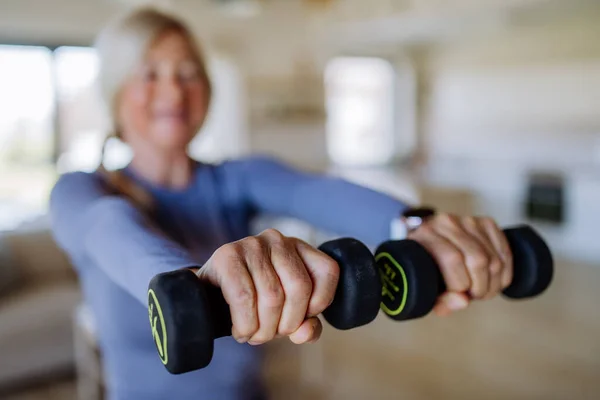Eine Fitte Seniorin Die Hause Mit Kurzhanteln Trainiert Aktives Lifestyle — Stockfoto
