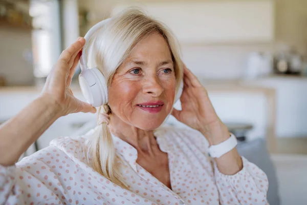 Eine Seniorin Mit Kopfhörern Hört Hause Entspannungsmusik — Stockfoto