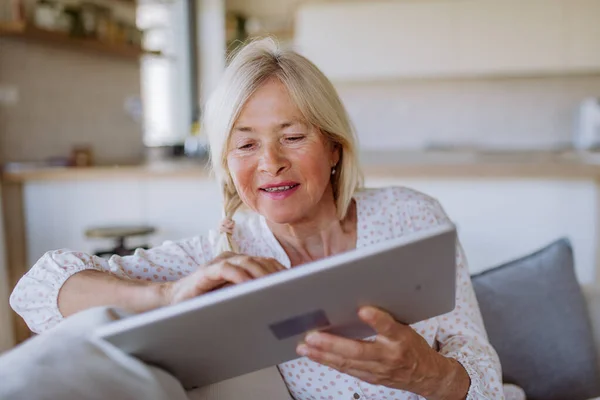 Senior Woman Sitting Sofa Rusing Tablet Home — Stock Photo, Image