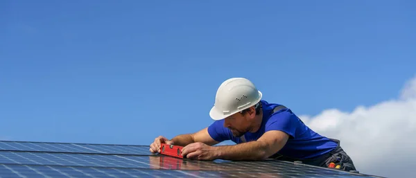 Man Worker Installing Solar Photovoltaic Panels Roof Alternative Energy Concept — Zdjęcie stockowe