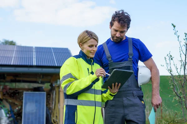 Man Woman Solar Installers Engineers Tablet While Installing Solar Panel — Stock Photo, Image