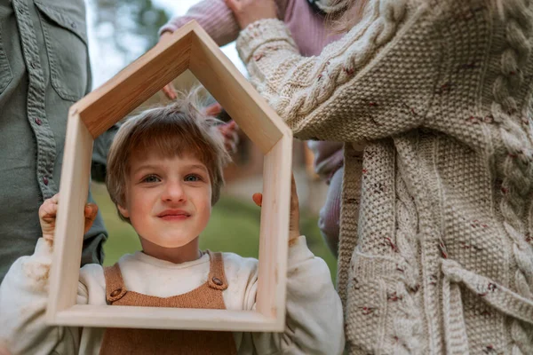 Szczęśliwy Chłopiec Rodziną Jest Wakacyjny Drewniany Dom Ramki Patrząc Kamery — Zdjęcie stockowe