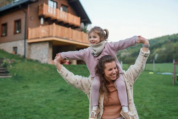 Eine Glückliche Mutter Mit Kleiner Tochter Huckepack Beim Laufen Und — Stockfoto