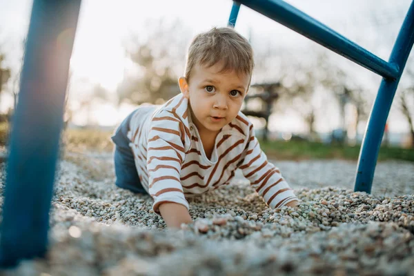 Liten Pojke Leker Lekplats Utomhus — Stockfoto